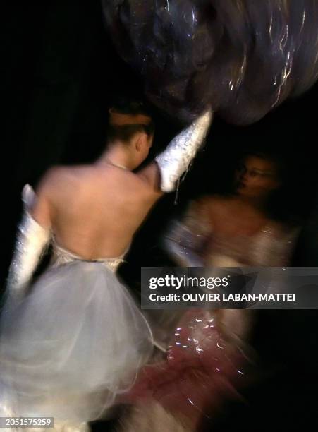 Deux "Bluebell girls" dansent, le 16 Octobre 2006 au Lido sur les Champs-Elysées à Paris. Le "plus célèbre cabaret du monde", qui fête ses 60 ans...