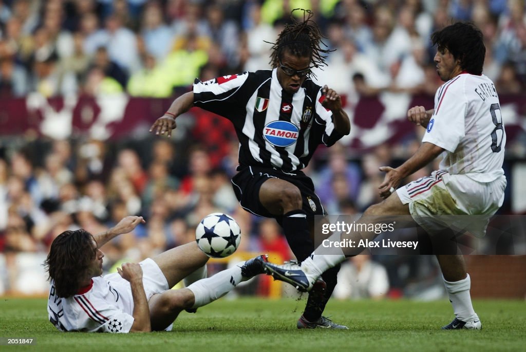 Andrea Pirlo and Gennaro Gattuso of AC Milan attempts to tackle Edgar Davids of Juventus