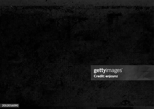 stockillustraties, clipart, cartoons en iconen met grunge half tone dots pattern on black background - zwarte kleur