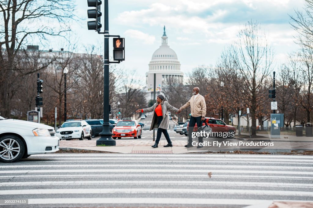 Pareja afroamericana caminando de la mano por la calle en Washington DC