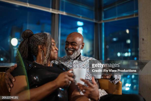 lebhaftes schwarzes seniorenpaar, das während eines ausflugs in die stadt eine schöne zeit miteinander genießt - boomer couple out on town stock-fotos und bilder