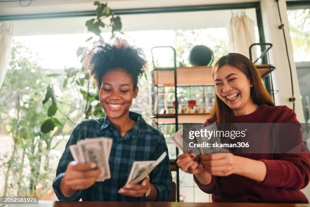 entrepreneurial couple at cafe - working together for financial success and business growth - avantage photos et images de collection