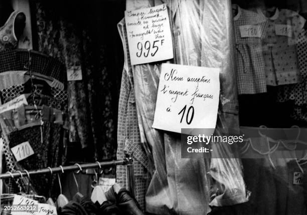 Photo reçue le 01 septembre 1969 illustrant la dévaluation du Franc chez un commerçant de la zone frontalière du Nord affichant le taux de change, à...