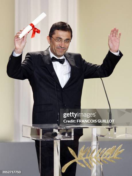 Photo prise le 25 mai 2008 à Cannes du cinéaste turc Nuri Bilge Ceylan après avoir reçu le prix de la mise en scène lors de la cérémonie de clôture...