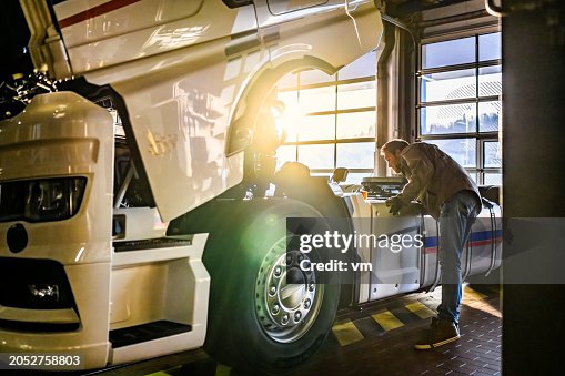LKW-Mechaniker bei der Arbeit LKW-Mechaniker bei der Arbeit