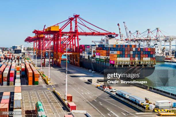 elevated view container ship loading/unloading port of melbourne swanson dock - commercial dock stock pictures, royalty-free photos & images
