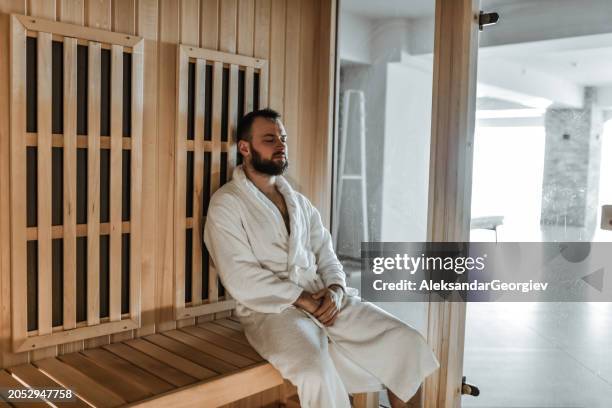 maschio barbuto che usa la sauna per le sue proprietà terapeutiche - sauna men foto e immagini stock