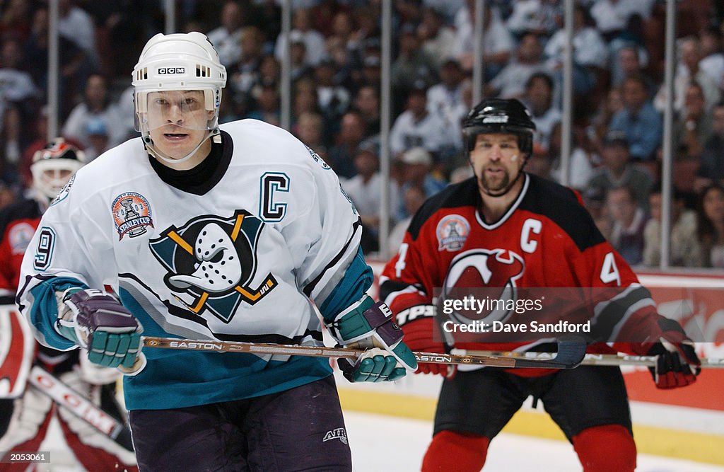 Paul Kariya skates