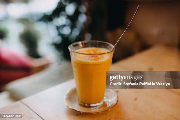 golden milk - curcuma photos et images de collection