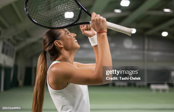female tennis player showing winner gesture - tennistoernooi stockfoto's en -beelden