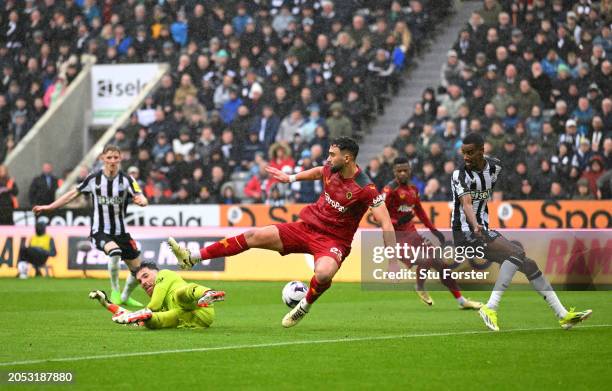 Jose Sa and Max Kilman of Wolverhampton Wanderers clash, before Anthony Gordon of Newcastle United scores his team's second goal, during the Premier...