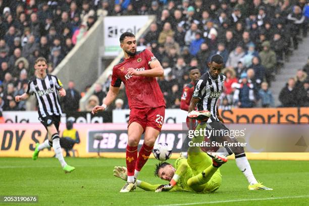 Jose Sa and Max Kilman of Wolverhampton Wanderers clash, before Anthony Gordon of Newcastle United scores his team's second goal, during the Premier...