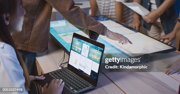 Asiatische Geschäftsleute Team-Brainstorming-Meeting in einem nachhaltigen Büro in der Nacht mit Computermonitor. Besprechen Sie die Planung von ESG-Projekten (Umwelt, Soziales, Unternehmensführung). Verantwortliche Organisation Asiatische Geschäftsleute Team-Brainstorming-Meeting in einem nachhaltigen Büro in der Nacht mit Computermonitor. Besprechen Sie die Planung von ESG-Projekten (Umwelt, Soziales, Unternehmensführung). Verantwortliche Organisation