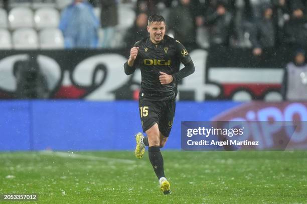 Javi Hernandez of Cadiz CF celebrates scoring his team's first goal during the LaLiga EA Sports match between Rayo Vallecano and Cadiz CF at Estadio...