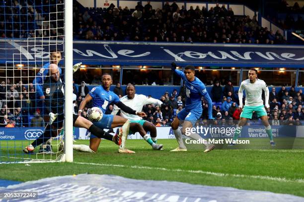 Joe Aribo of Southampton scores the winning goal of the game during the Sky Bet Championship match between Birmingham City and Southampton FC at St...