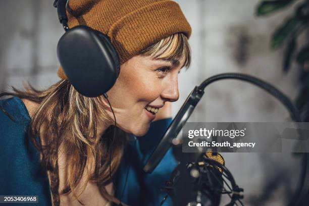 sängerin, die ein lied aufnimmt - boygroup stock-fotos und bilder