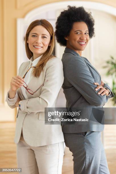 duas mulheres, uma visão - corretor de seguros - fotografias e filmes do acervo