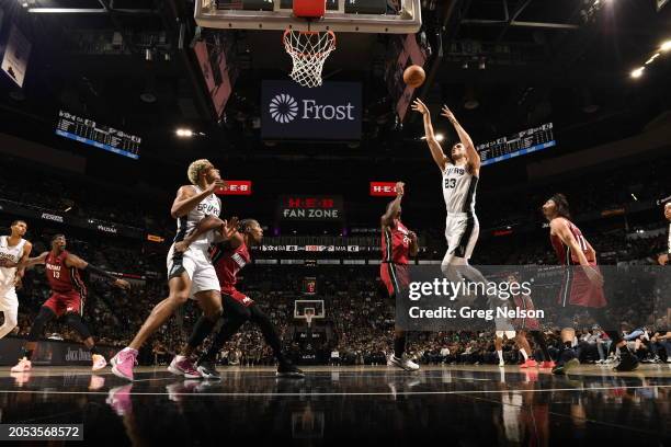 San Antonio Spurs Zach Collins in action, shoots vs Miami Heat at Frost Bank Center. San Antonio, TX CREDIT: Greg Nelson