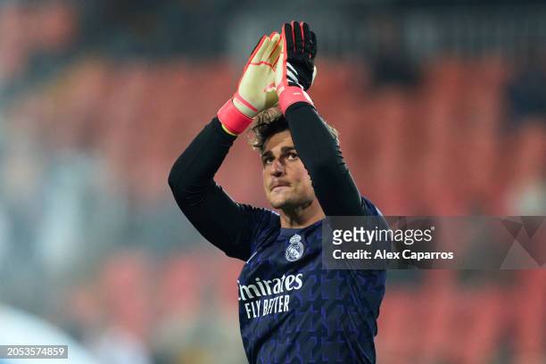 Kepa Arrizabalaga of Real Madrid CF acknowledges the supporters prior to the LaLiga EA Sports match between Valencia CF and Real Madrid CF at Estadio...