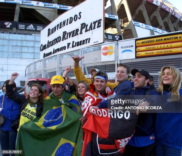 Fans of the Brazilian soccer team sing in front of the stadium in Buenos Aires, Argentina 04 September 2001. Simpatizantes del seleccionado de futbol...