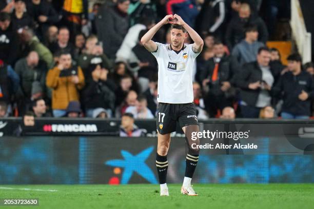 Roman Yaremchuk of Valencia CF celebrates scoring his team's second goal during the LaLiga EA Sports match between Valencia CF and Real Madrid CF at...