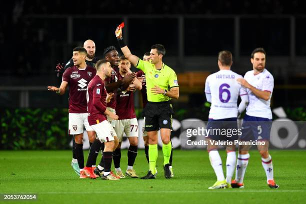Referee Matteo Marchetti shows Samuele Ricci of Torino FC a red card during the Serie A TIM match between Torino FC and ACF Fiorentina at Stadio...
