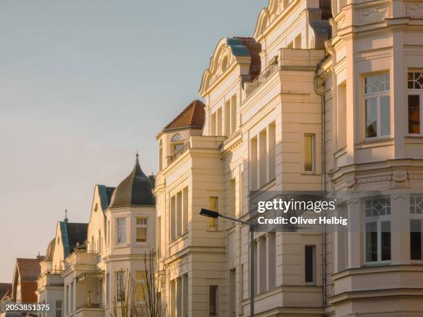 a typical row of houses from the wilhelminian era in leipzig in schorlemmerstrasse in the gohlis district - mietshaus stock-fotos und bilder