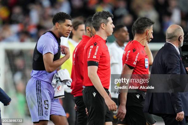 Jude Bellingham of Real Madrid reacts towards the match officials after the LaLiga EA Sports match between Valencia CF and Real Madrid CF at Estadio...