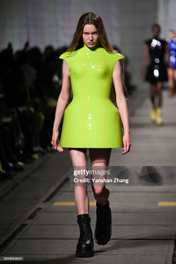 Alexander McQueen : Runway - Paris Fashion Week - Womenswear Fall/Winter 2024-2025