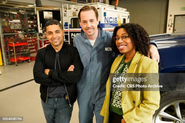 "Lifeline" When the NCIS team engages in Walk-A-Mile Day to gain a new perspectives on different departments, things take a turn when Kasie receives...