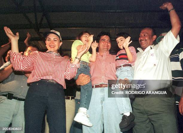 El candidato a presidente de Panama Martin Torrijos con sus hijos en brazos y acompanado de su esposa Vivian Fernandez saluda a simpatizantes durante...