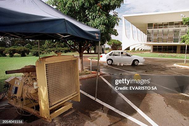 Power generator sits in a parking lot in front of the Government Palace, Brasilia, 28 May 2001. Un generador de energia electrica a gasoil se halla...