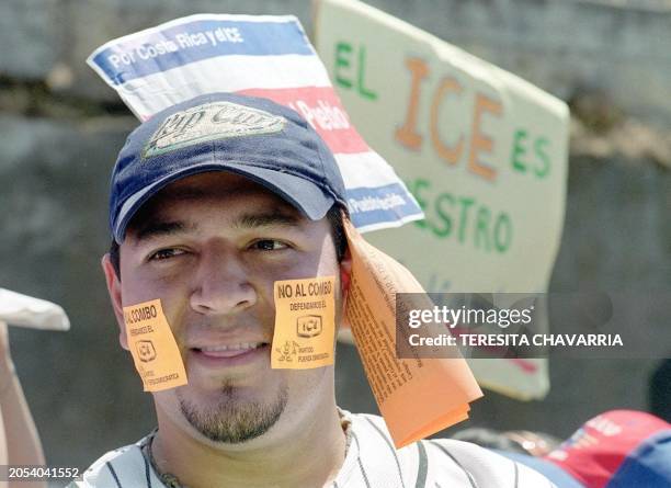 One of thousands of workers of the Costa Rican Institute of Electric who protests 17 March 2000 in front of the Legislative Assembly in San Jose,...