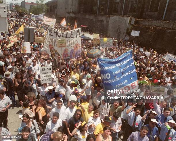 Thousands of workers of the Costa Rican Institute of Electricity, students and labor unionists protest 17 March 2000 in front of the Legislative...