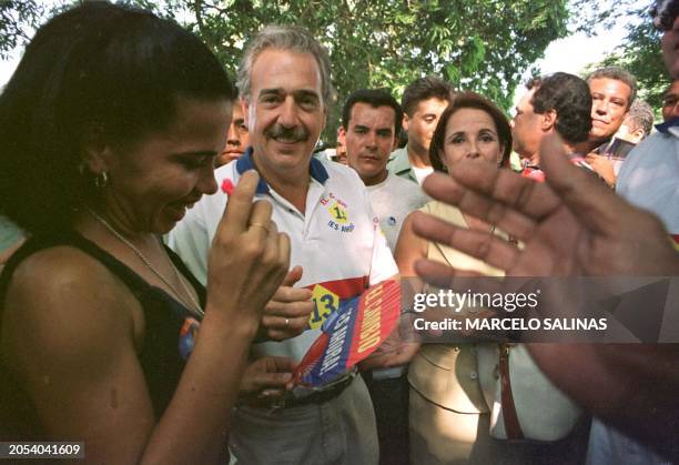 El candidato presidencial Andres Pastrana firma autografos a su llegada a la hacienda El Corralillo en Barranquilla, 830 kms al noroeste de Bogota,...