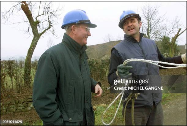 The Chairman of Ireland's national electricity company Brian Punch confers 07 January 2000 near Limoges with French engeneer from Electricity of...