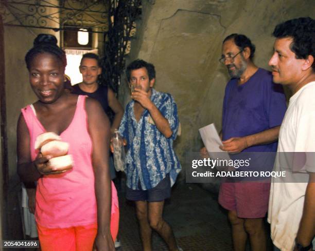 Un grupo de marineros argentinos del buque El Rioja bromean con Caridad Delgado , una de las cubanas que les brindo alimentos por espacio de 6 meses...