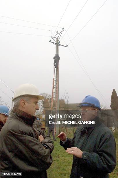Vice-Chairman of France's electricity network Yves Couiou confers 07January 2000 near Limoges with the Chairman of Ireland's national electricity...