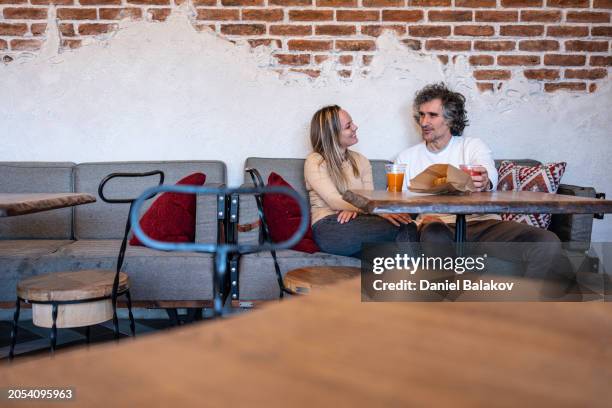 friends having fun in cafe, sharing moments. - plano geral imagens e fotografias de stock
