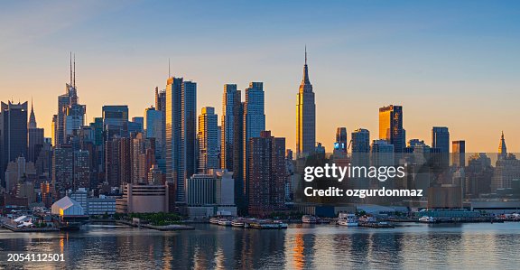 Horizonte del centro de Manhattan al atardecer, Nueva York, EE. UU. Horizonte del centro de Manhattan al atardecer, Nueva York, EE. UU.