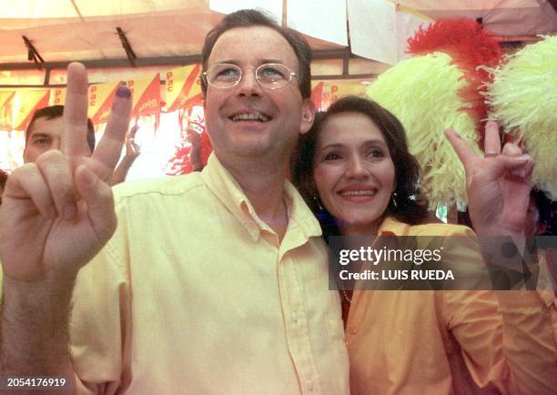 Otton Solis , candidate for the Partido Accion Ciudadana and his wife Shirley Sanchez make victory signs 03 February 2002 in Perez Zeledon, 136 km...