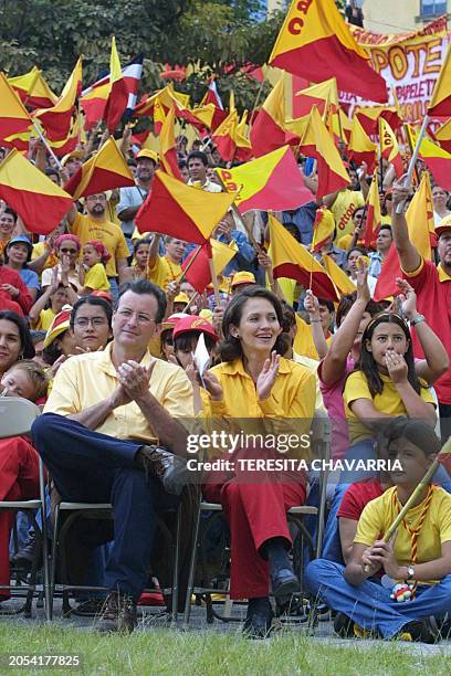 Candidate Otton Solis is seen with his wife Shirley Sanchezduring a rally in San Jose, Costa Rica 26 January 2002. Otton Solis , candidato del...