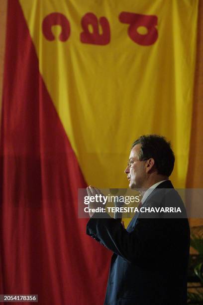 Candidate Otton Solis is seen at a rally in San Jose, Costa Rica 22 January 2002. El candidato del Partido Accion Ciudadana Otton Solis conversa con...