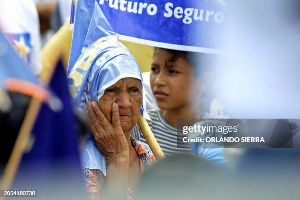 An elder woman listens to candidate Ricardo Maduro in Choluteca, Honduras 14 October 2001. Una anciana escucha el mensaje del candidato Ricardo...