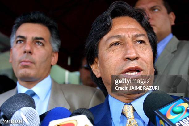 This photo, taken 07 April 2001, shows presidential candidate Alejandro Toledo next to his adviser Alvaro Vargas Llosa, in Lima Peru. Fotografia...