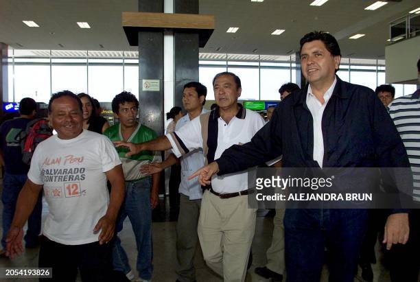 Peruvian presidential candidate Alan Garcia arrives at the Lima airport, Peru, 03 April 2001. El candidato presidencial del partido aprista peruano...
