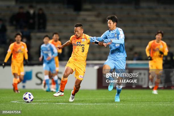 Jong Tae-se of Shimizu S-Pulse controls the ball against Hiroki Ito of Júbilo Iwata during the J.League YBC Levain Cup Group B match between Shimizu...