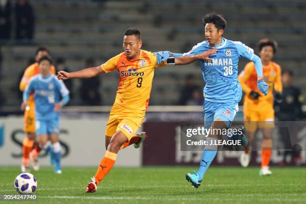 Jong Tae-se of Shimizu S-Pulse controls the ball against Hiroki Ito of Júbilo Iwata during the J.League YBC Levain Cup Group B match between Shimizu...