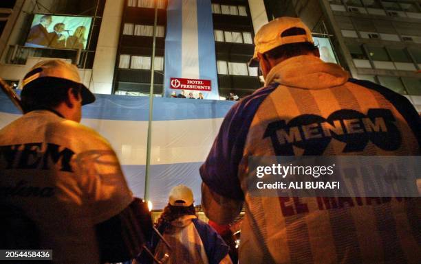 Una banda musical ejecuta la Marcha Peronista cuando el candidato presidencial por el Frente por la Lealtad el peronista Carlos Menem, junto a su...