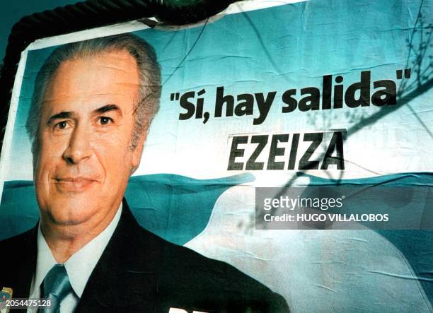 Billboard is seen with candidate Jose Manuel de la Sota in Buenos Aires, Argentina 12 October 2002. Un cartel publicitario del precandidato...